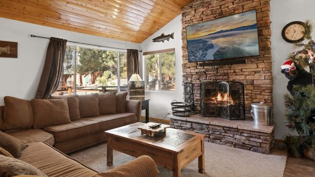 TV, fireplace - Lakeside Cottage, Charming 3-BDRM Retreat W Hottub (Big Bear Lake)