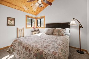 3 bedrooms, bed sheets - Lakeside Cottage, Charming 3-BDRM Retreat W Hottub (Big Bear Lake)