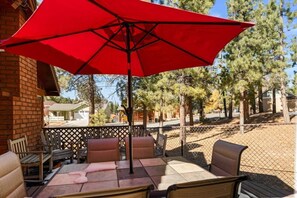 Outdoor dining - Lakeside Cottage, Charming 3-BDRM Retreat W Hottub (Big Bear Lake)