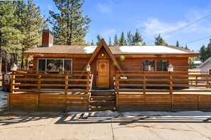 Exterior - Lakeside Cottage, Charming 3-BDRM Retreat W Hottub (Big Bear Lake)