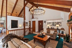 TV, fireplace - Everwood Serenity Treehouse on Sledding Hill (Big Bear Lake)