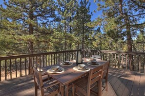 Outdoor dining - Everwood Serenity Treehouse on Sledding Hill (Big Bear Lake)
