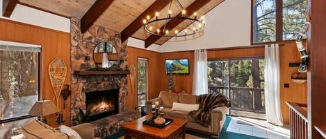 Una televisión, una chimenea