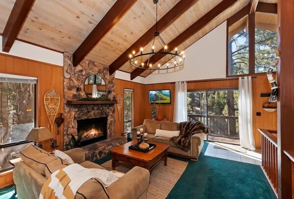 TV, fireplace - Everwood Serenity Treehouse on Sledding Hill (Big Bear Lake)