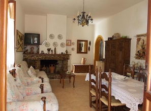 TV, fireplace, books - Crystal clear sea of Sardinia, sand desert, dunes and relaxation  (Torre dei Corsari)