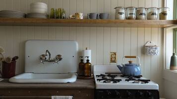 Fridge, oven, stovetop, coffee/tea maker