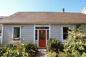 Exterior detail - Charming centrally-located 3-bedroom cottage on the coast with Albion river view (Albion)