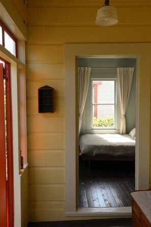 3 bedrooms, iron/ironing board, travel crib, WiFi - Charming centrally-located 3-bedroom cottage on the coast with Albion river view (Albion)