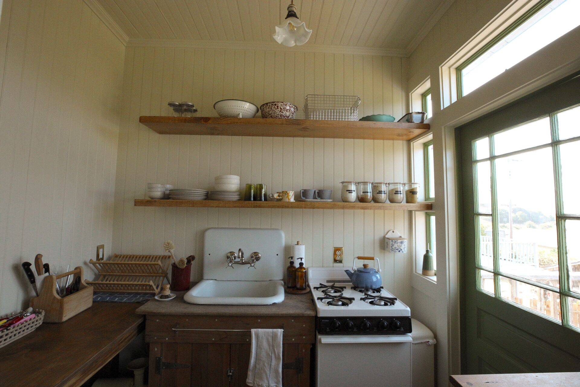 Fridge, oven, stovetop, coffee/tea maker