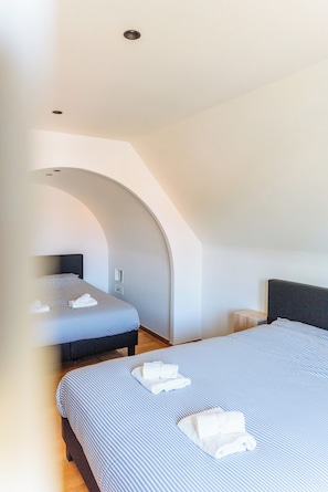 4 Schlafzimmer, Schreibtisch, Reisekinderbett, WLAN