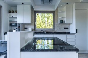 Kjøleskap, mikrobølgeovn, ovn og kokeplater