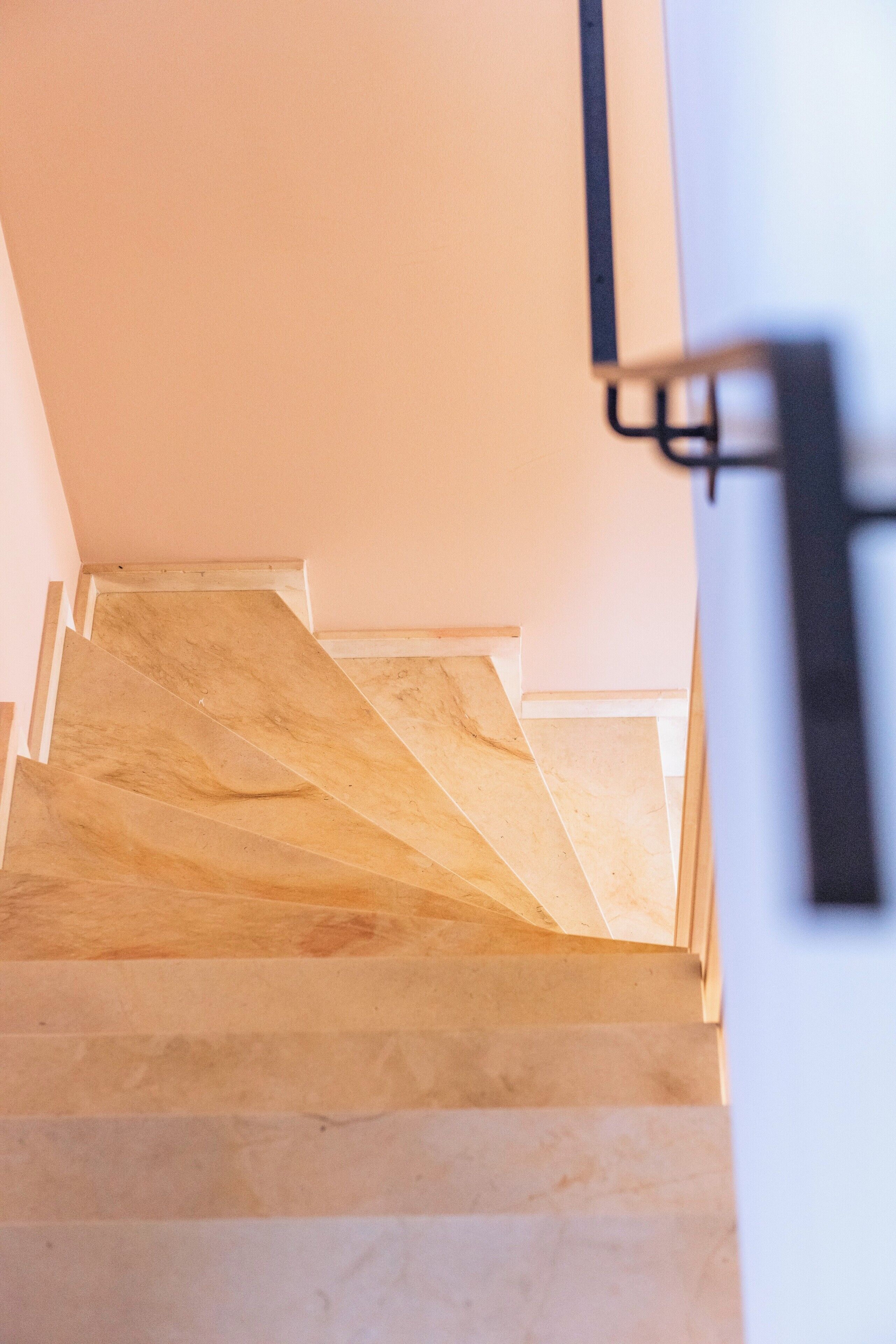 Un escalier avec des marches en bois menant vers le haut.