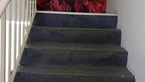 A staircase with a beige handrail and a carpeted floor. - cool memories hotel  (Tanah Rata)