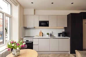 Gallery Studio | Private kitchen | Fridge, microwave, oven, stovetop