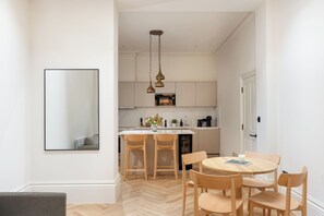 Leilighet – deluxe, 2 soverom | Lydisolert, strykejern/-brett, wi-fi (inkludert) og sengetøy