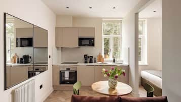 Luxury Studio | Private kitchen | Fridge, microwave, oven, stovetop