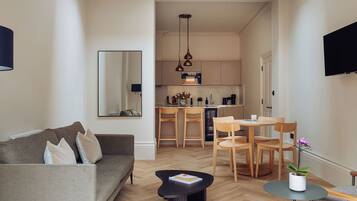 Deluxe Apartment, 2 Bedrooms | Soundproofing, iron/ironing board, free WiFi, bed sheets