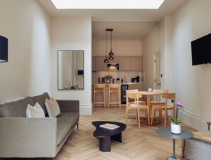 Deluxe Apartment, 2 Bedrooms | Soundproofing, iron/ironing board, free WiFi, bed sheets - FiveM West Hampstead - North (London)