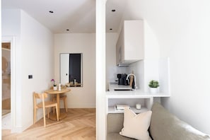 Estudio clásico | Cocina privada | Frigorífico, microondas, horno y placa de cocina