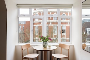 Loft, 1 habitación | Servicio de comidas en la habitación