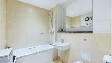 SĂšche-cheveux, serviettes fournies, savon, papier toilette