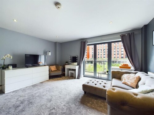 Stylish & Cosy Studio with Balcony Views - Vibrant City Centre!