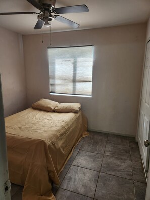 3 habitaciones, tabla de planchar con plancha, wifi y ropa de cama