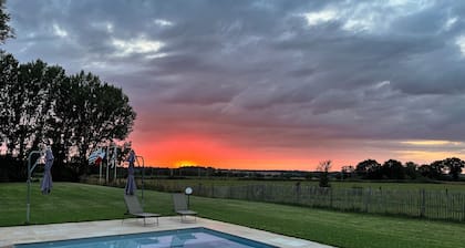 Gßte de charme dans un écrin de verdure, avec piscine.