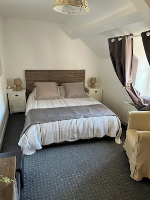 3 bedrooms, iron/ironing board, WiFi, bed sheets