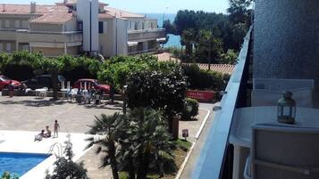 Apartment, 3 Bedrooms, Balcony, Garden View | Outdoor dining
