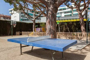 Apartment, 2 Bedrooms, Patio, Garden View | Property grounds