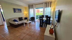 Appartamento, 2 camere da letto, balcone, vista giardino | Soggiorno