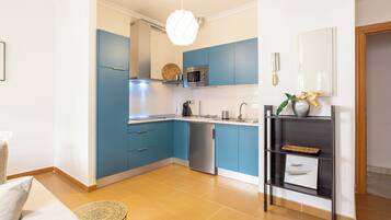 스탠다드 아파트, 더블침대 1개 및 소파베드, 주방, 시내 전망 | 전용 주방 | 냉장고, 전자레인지, 쿡탑, 조리 도구/접시/주방 기구