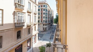 Vista de la calle con edificios, un paso de peatones y un letrero que dice 'Miss Sushi'.