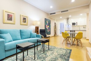 Lägenhet Standard - 1 dubbelsäng med bäddsoffa - kök - utsikt mot staden | Vardagsrum | Tv