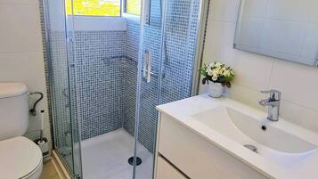 Apartment, 2 Bedrooms, Balcony, Garden View | Bathroom