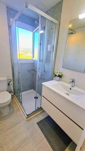 Apartamento, 2 quartos, sacada, vista para o jardim | Banheiro
