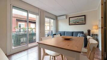 Apartemen, 2 kamar tidur, balkon, pemandangan kota | Tempat makan