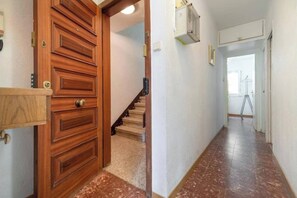 Apartamento, 2 quartos, sacada, vista para a cidade | Parte interna