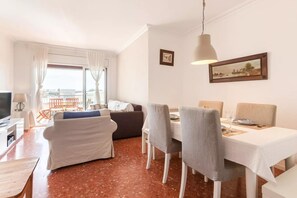 Apartment, 4 Bedrooms, Balcony, Garden View | Ruang makan
