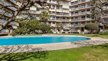 Apartemen, 4 kamar tidur, balkon, pemandangan kebun | Kolam renang | Kolam renang outdoor