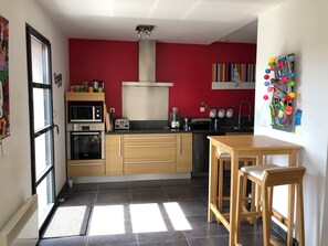 Kjøleskap, mikrobølgeovn, ovn og kokeplater