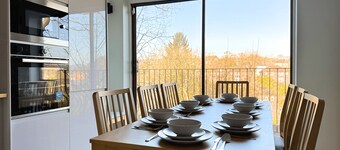 Stunning Townhouse: Your Spacious Retreat for 8