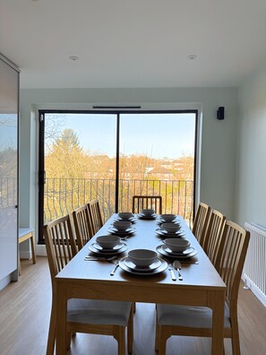 Comfort Townhome | In-room dining