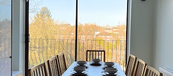 Stunning Townhouse: Your Spacious Retreat for 8