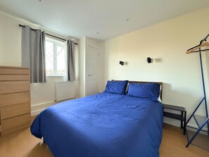 Casa de ciudad confort | 4 habitaciones, escritorio y espacio para trabajar con laptop