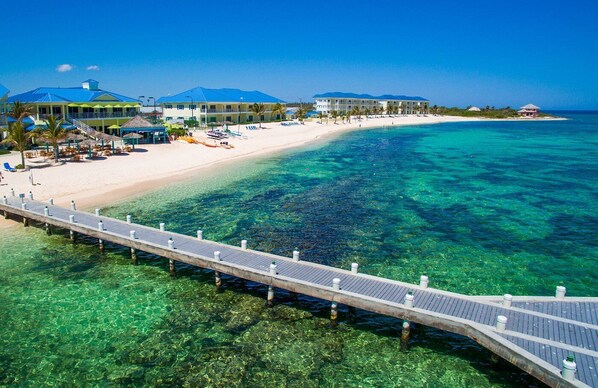 En la playa, camastros y toallas de playa 