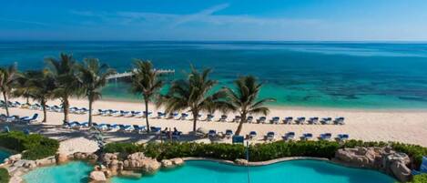 Rannalla, aurinkotuoleja, rantapyyhkeitä