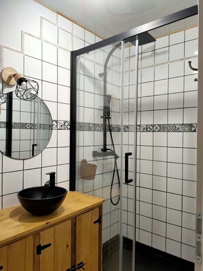 Dusche, Haartrockner, Handtücher, Seife