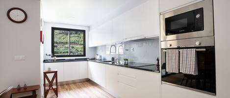 Refrigerador, microondas, horno, placa de cocina